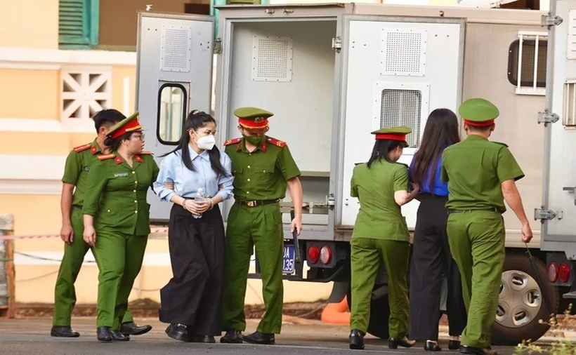 Bị cáo Nguyễn Thị Thái Hằng (Hằng Du mục, Chủ tịch Hội đồng quản trị Công ty cổ phần Tập đoàn Chị Em Rọt, SN 1995). Trong vụ án, nhiều gương mặt nổi tiếng tham gia vào hoạt động quảng bá, livestream bán sản phẩm kẹo "bổ sung chất xơ", nhưng thực tế không đúng với công bố. (Ảnh: Pháp luật TP.HCM)