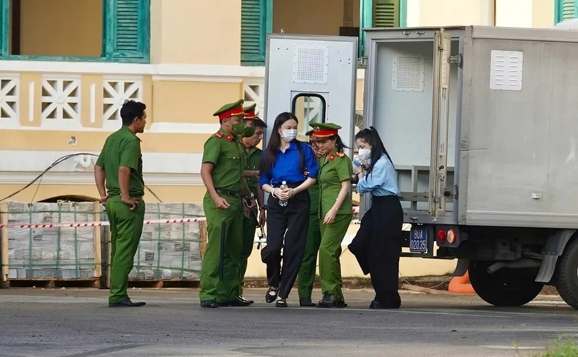 Bị bắt tạm giam từ ngày 19/5, đến nay khoảng 6 tháng, hoa hậu Thùy Tiên, Quang Linh Vlog, Hằng Du Mục và các bị cáo chung vụ án bị đưa ra xét xử. (Ảnh: Pháp luật TP.HCM)