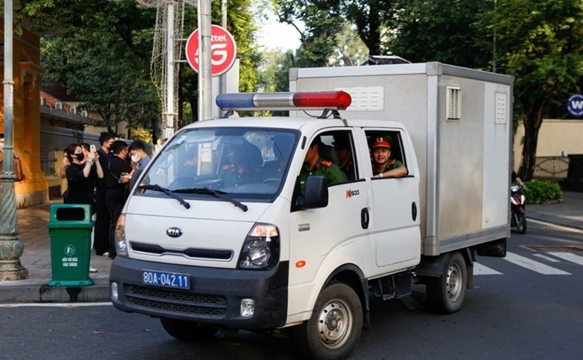 TAND TP.HCM mở phiên tòa xét xử sơ thẩm 5 bị cáo trong vụ án xảy ra tại Công ty CP Tập đoàn Chị Em Rọt (Công ty Chị Em Rọt) về tội "Lừa dối khách hàng" khi quảng bá sản phẩm kẹo Kera. (Ảnh: ZNews)