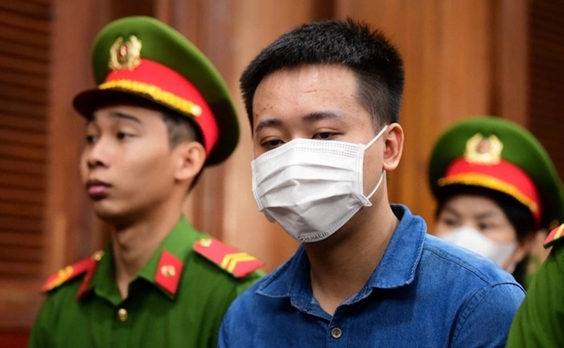 Theo cáo trạng, thực phẩm bổ sung SuperGreens Gummies - kẹo Kera là sản phẩm của Công ty Chị Em ký hợp đồng với Công ty Asia sản xuất. Quá trình Công ty Asia sản xuất kẹo Kera, các bị cáo đã không kiểm tra, giám sát chất lượng sản phẩm; biết rõ hàm lượng chất xơ trong kẹo Kera rất thấp, không như quảng cáo "1 viên kẹo bằng một đĩa rau".... nhưng vẫn ban hành công bố kẹo Kera với 10 loại rau, củ, quả chiếm tỉ lệ 28,13%. (Ảnh: Tuổi trẻ)