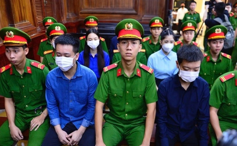 Cáo trạng xác định 5 bị cáo phạm vào điểm d (thu lợi bất chính 50 triệu đồng trở lên) khoản 2 điều 198 bộ luật Hình sự về tội "Lừa khách hàng", có khung hình phạt: Phạt tiền từ 100 - 500 triệu đồng hoặc bị phạt tù 1-5 năm. (Ảnh: Tuổi trẻ)