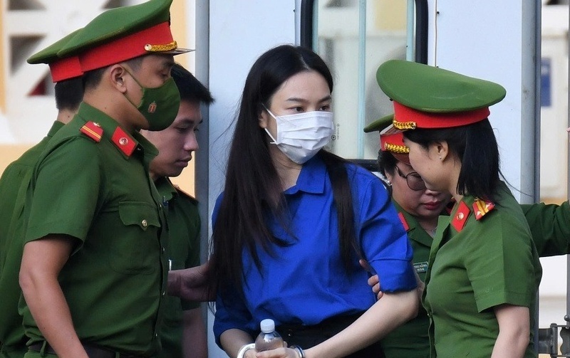 Bị cáo Nguyễn Thúc Thùy Tiên (Hoa hậu Hòa bình quốc tế 2021, SN 1998) cùng đồng phạm bị đưa ra xét xử về tội "Lừa dối khách hàng" theo Điều 198 Bộ luật Hình sự. Bị cáo Thùy Tiên là người chịu trách nhiệm chính trong việc quảng bá, giới thiệu sản phẩm kẹo Kera để bán cho người tiêu dùng và đại diện cho nhãn hàng Kera tham gia các sự kiện, hoạt động của Công ty Chị Em Rọt. (Ảnh: ZNews)