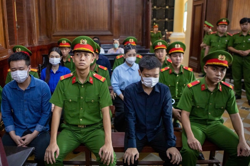 Các bị cáo tại phiên toà xét xử ngày 19/11. Ảnh: Dân Trí.