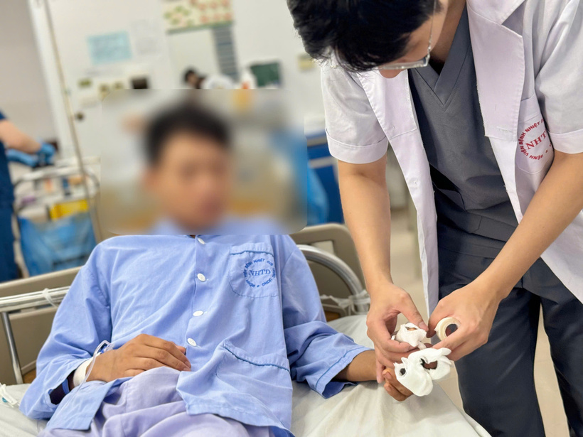 Tai nạn máy cắt khiến bàn tay trái của chàng trai 18 tuổi hoại tử nhanh chóng