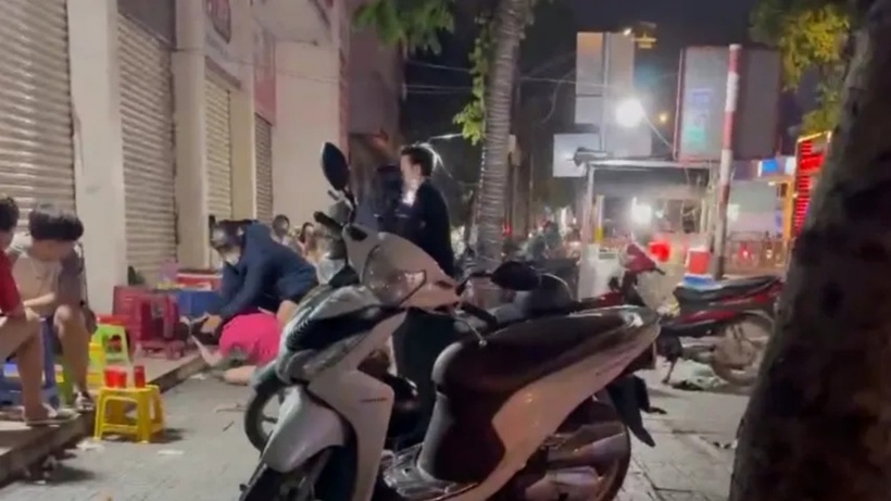 Nhóm người đánh nhau trên đường Quang Trung. Ảnh: PLO.