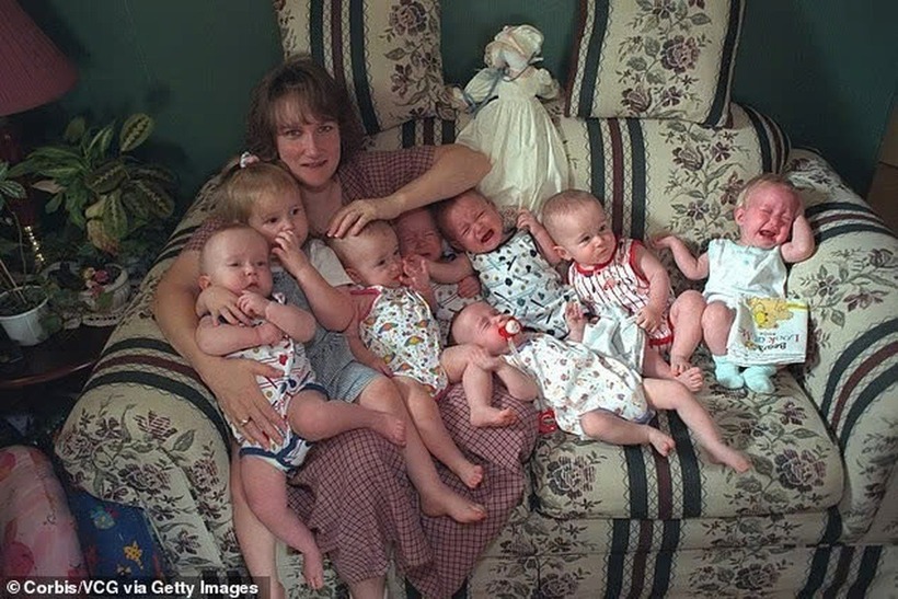 Ca sinh 7 đầu tiên trên thế giới, một kỳ tích y học khi cả 7 đứa bé đều sống sót qua giai đoạn sơ sinh.