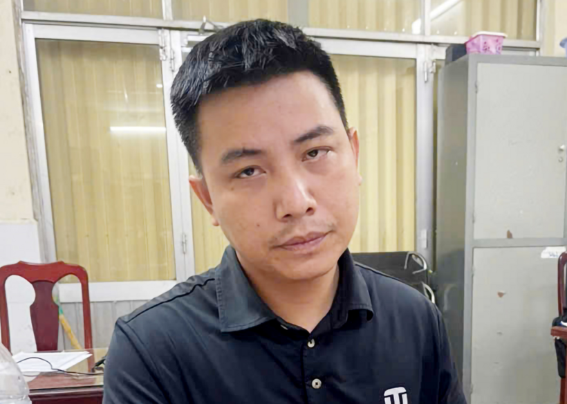 Ngũ Trọng Hiền đến cơ quan công an đầu thú. Ảnh: PLO.