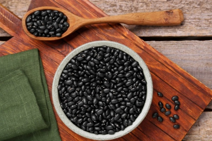 Những người bị chậm kinh không nên ăn đậu đen, vì đậu đen có thể làm chậm quá trình rụng trứng.