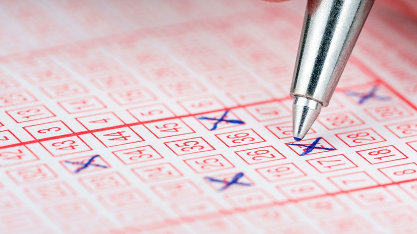 Người chồng U70 trúng số 102 tỷ đồng, dùng kế "giả nghèo" để lừa vợ và cái kết. Ảnh minh họa.