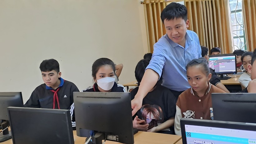 Học sinh chăm chú khi được thầy Đức hướng dẫn sử dụng máy tính (Ảnh: NVCC)