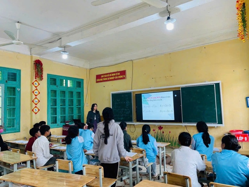 Cô Ngân dạy phụ đạo miễn phí cho học sinh (Ảnh: NVCC)