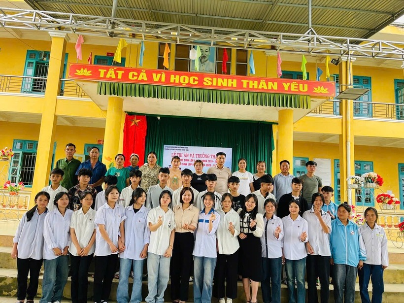 Nụ cười rạng rỡ của cô Ngân bên các em học sinh và phụ huynh (Ảnh: NVCC)