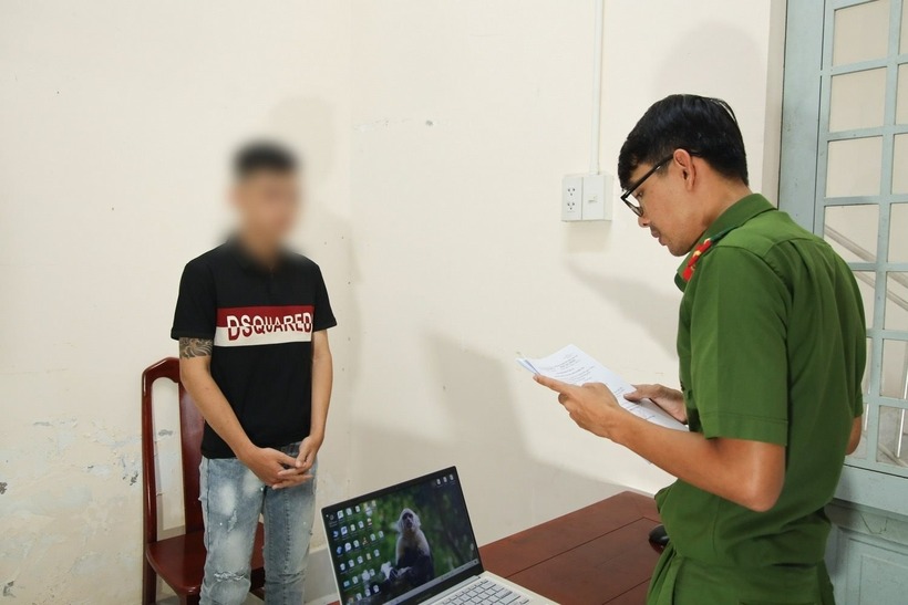 Cơ quan Cảnh sát điều tra tống đạt các quyết định đối với Đ.H.K. Ảnh: PLO.