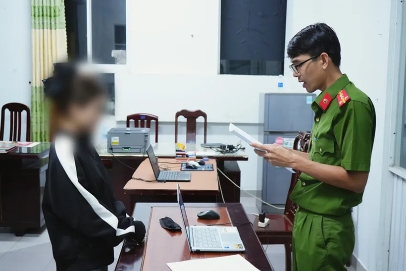 Cơ quan Cảnh sát điều tra tống đạt các quyết định tố tụng đối với N.L.H.D. Ảnh: PLO.