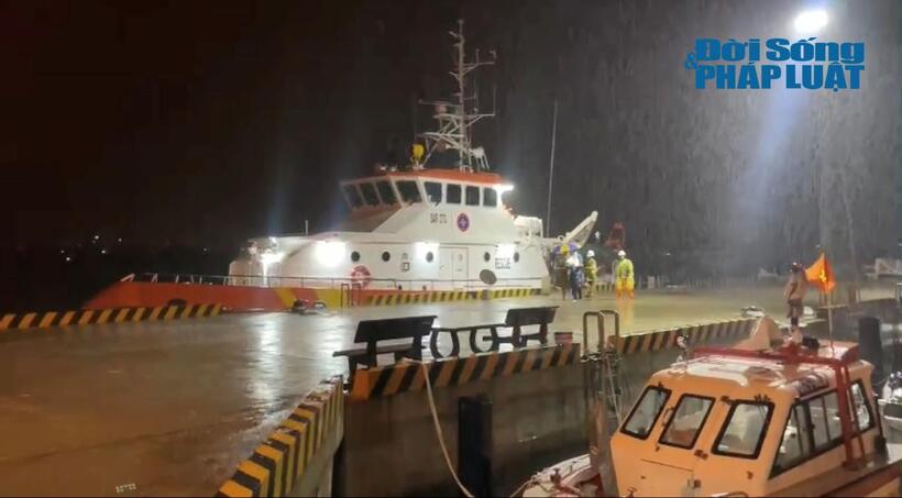 Tàu SAR 273 đã đưa thuyền viên bị tai nạn lao động về đến cầu cảng của Trung tâm tại Nha Trang an toàn