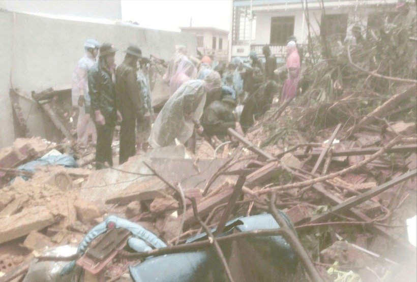 Trong đống đổ nát, lực lượng đã tìm thấy cụ bà bị vùi lấp trong ngôi nhà, nạn nhân đã không qua khỏi. (Ảnh: Tiền phong)