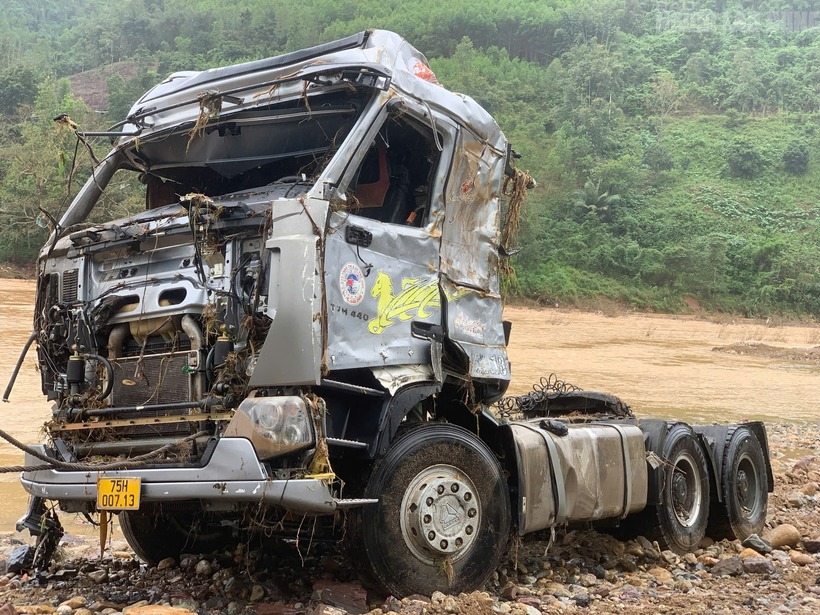 Vụ tài xế và xe đầu kéo bị lũ cuốn: Cận cảnh trục vớt phương tiện bị biến dạng - 1
