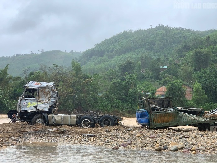 Vụ tài xế và xe đầu kéo bị lũ cuốn: Cận cảnh trục vớt phương tiện bị biến dạng - 3