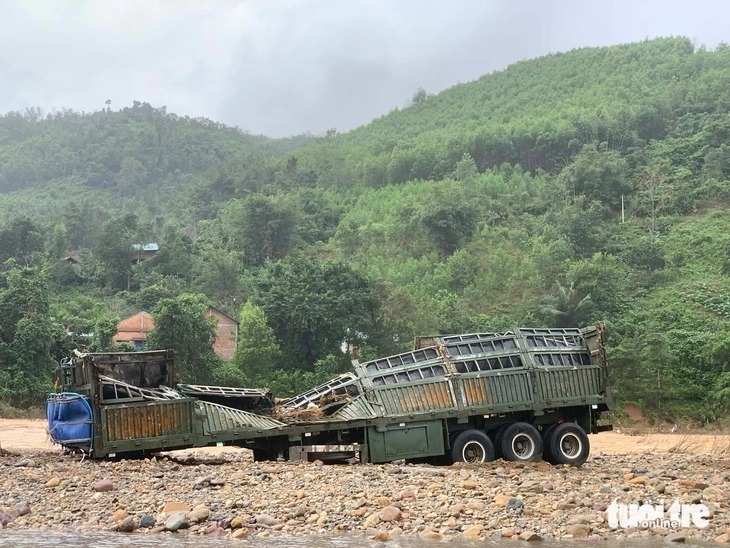 Cận cảnh trục vớt phương tiện bị biến dạng. Ảnh: Tuổi Trẻ/Người lao động/VnExpress