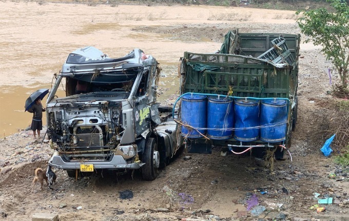 Vụ tài xế và xe đầu kéo bị lũ cuốn: Cận cảnh trục vớt phương tiện bị biến dạng - 2