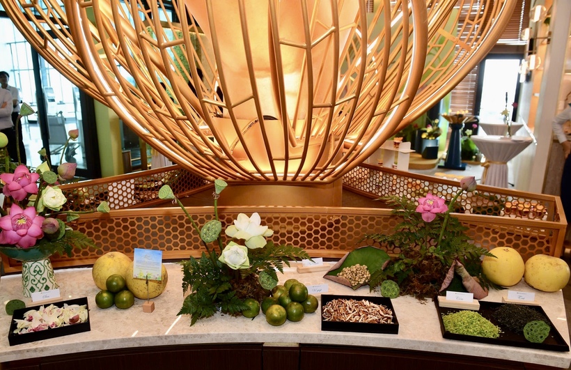 Từng nốt hương của "Nhã" kết tinh từ những nguyên liệu gần gũi, đậm bản sắc dân tộc_ Sen Tam Cốc, Trà mạn Thái Nguyên, Cốm làng Vòng, Bưởi Thanh Trà, Bưởi Đoan Hùng và Quýt Lai Vung