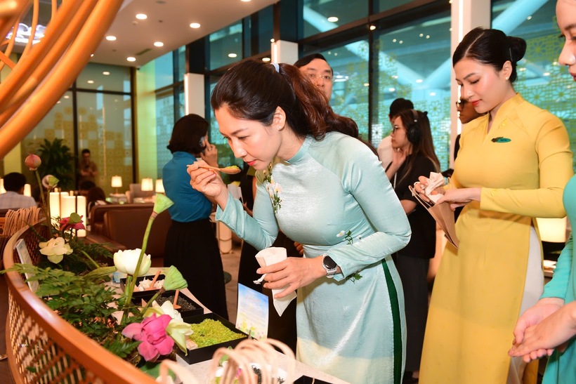 Workshop làm túi thơm thảo mộc tạo điểm nhấn thú vị tại sự kiện, thu hút các đại biểu và khách mời tham gia