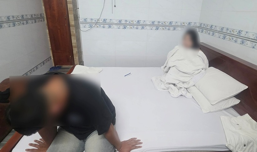 Đôi nam nữ "vui vẻ" trong nhà nghỉ. Ảnh minh họa