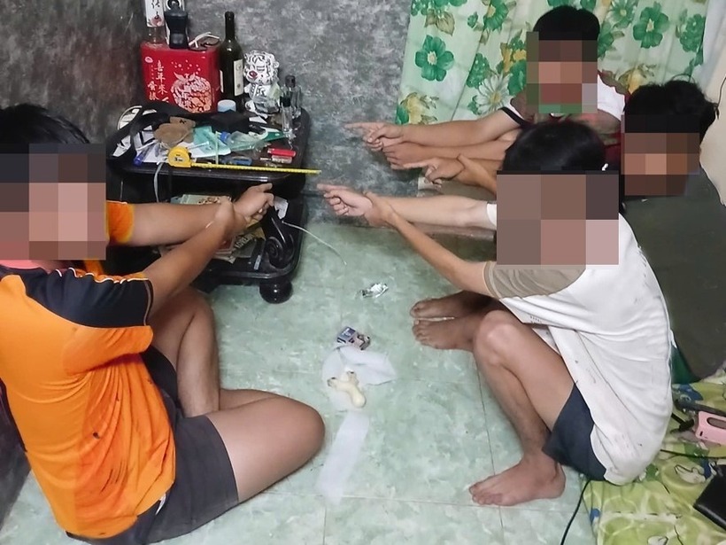 Các đối tượng sử dụng trái phép chất ma túy và tang vật thu giữ. (Ảnh: Công an tỉnh Vĩnh Long)