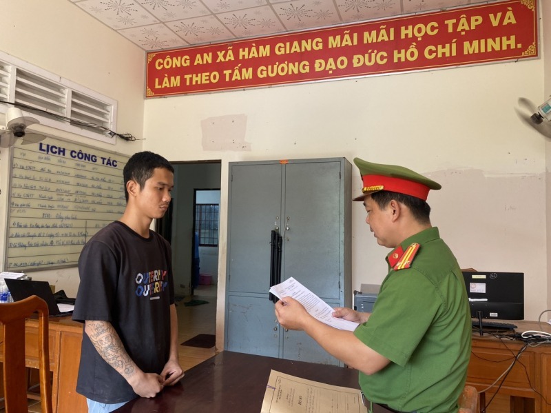 Điều tra viên đọc các quyết định khởi tố, bắt tạm giam đối với Kiến An. (Ảnh: Công an tỉnh Vĩnh Long)