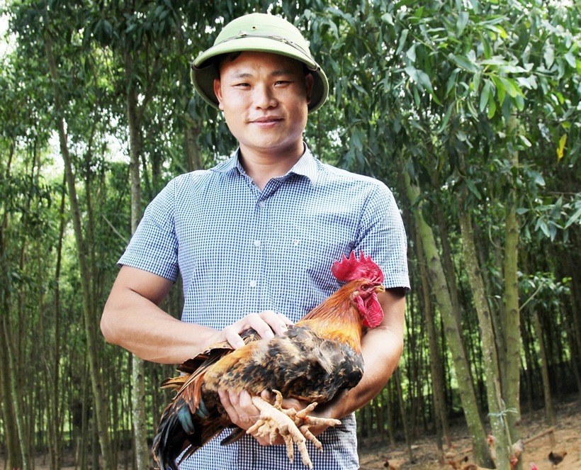 Anh Vi Văn Giới nuôi gà 6 ngón. Ảnh: Báo Bắc Ninh