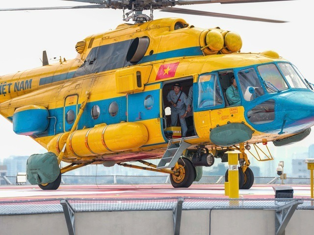 Máy bay trực thăng của Trung đoàn Không quân trực thăng 917 cứu trợ vùng lũ Khánh Hòa, Đắk Lắk (Phú Yên cũ). (Ảnh: Thanh niên)