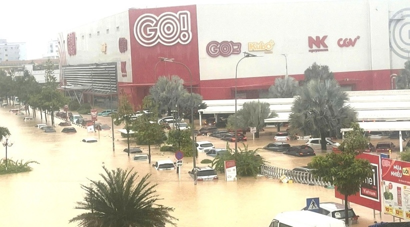 Hàng trăm xe ô tô tại khu vực phường Tây Nha Trang (tỉnh Khánh Hòa) ngập trong biển nước lũ. (Ảnh: Tuổi trẻ)