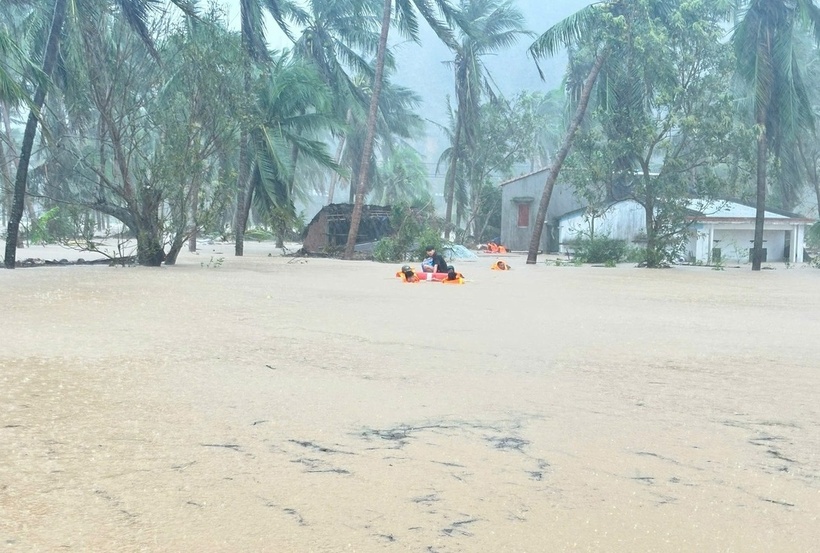 Nhiều khu dân cư phía Đông tỉnh Đắk Lắk chìm trong biển nước. (Ảnh: Tuổi trẻ)