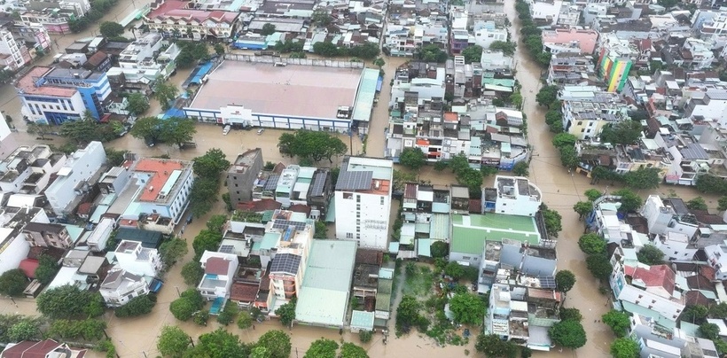 TP.Tuy Hòa, tỉnh Phú Yên (cũ) và nhiều địa phương lân cận chìm trong biển nước. (Ảnh: Tuổi trẻ)