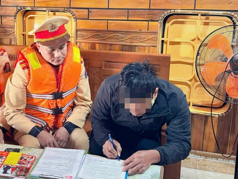 Tổ công tác xử lý trường hợp vi phạm sáng 20/11.