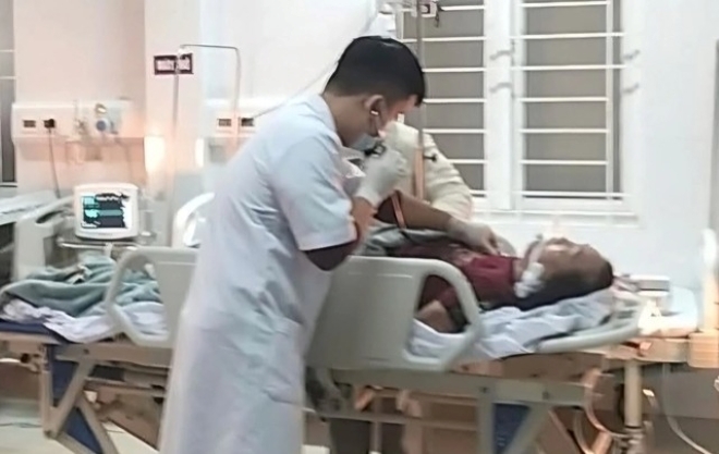 Các bác sĩ cấp cứu cho các nạn nhân. Ảnh: Thanh niên