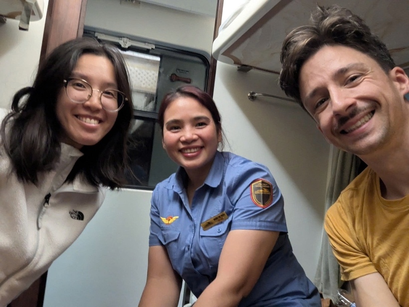 Chị Thảo chụp ảnh lưu niệm cùng hai hành khách ngoại quốc