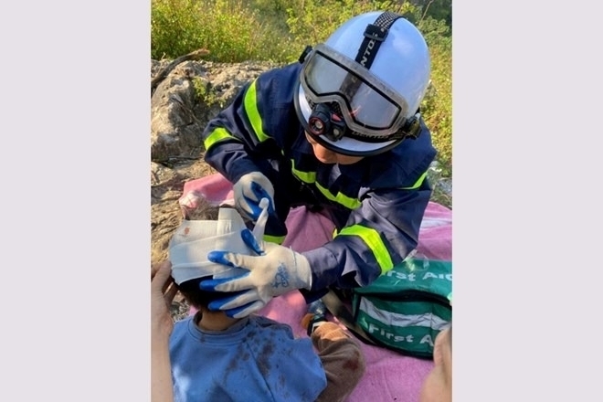 2 cháu bé được lực lượng chức năng giải cứu an toàn. Ảnh: Lao động