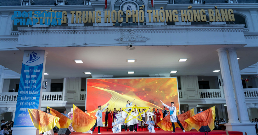 Những tiết mục chào mừng Ngày nhà giáo Việt Nam được các em học sinh chuẩn bị công phu, nhiều ý nghĩa.