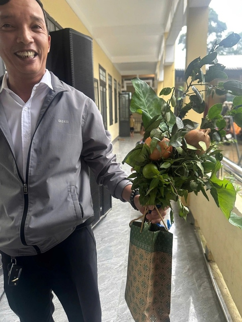 Thầy Lê Huy Phương với món quà từ cây nhà lá vườn của học sinh tặng 20/11. Ảnh: Tuổi trẻ Online