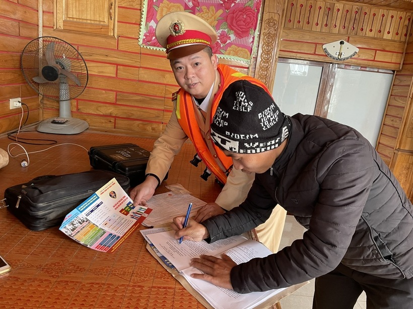 Song song với công tác kiểm tra, xử lý, lực lượng chức năng tăng cường tuyên truyền hướng dẫn, bảo đảm ATGT.