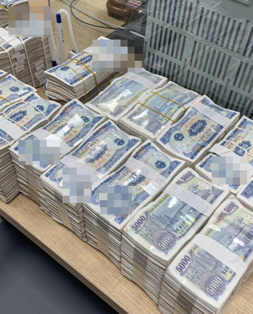 Các cọc tiền gồm nhiều mệnh giá khác nhau. Ảnh: ZNews