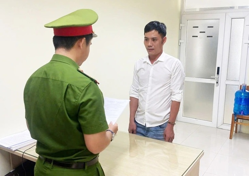 Cơ quan điều tra đọc quyết định khởi tố bị can đối với Trần Viết Lực. Ảnh: Tuổi Trẻ