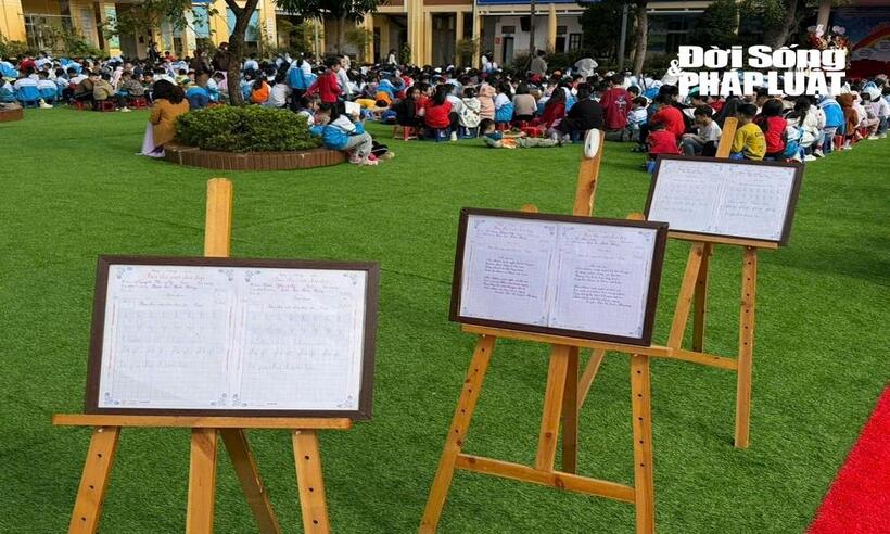 Những trang vở sạch – chữ đẹp, dòng thơ được các trưng bày cẩn thận, như món quà ý nghĩa dâng tặng thầy cô.