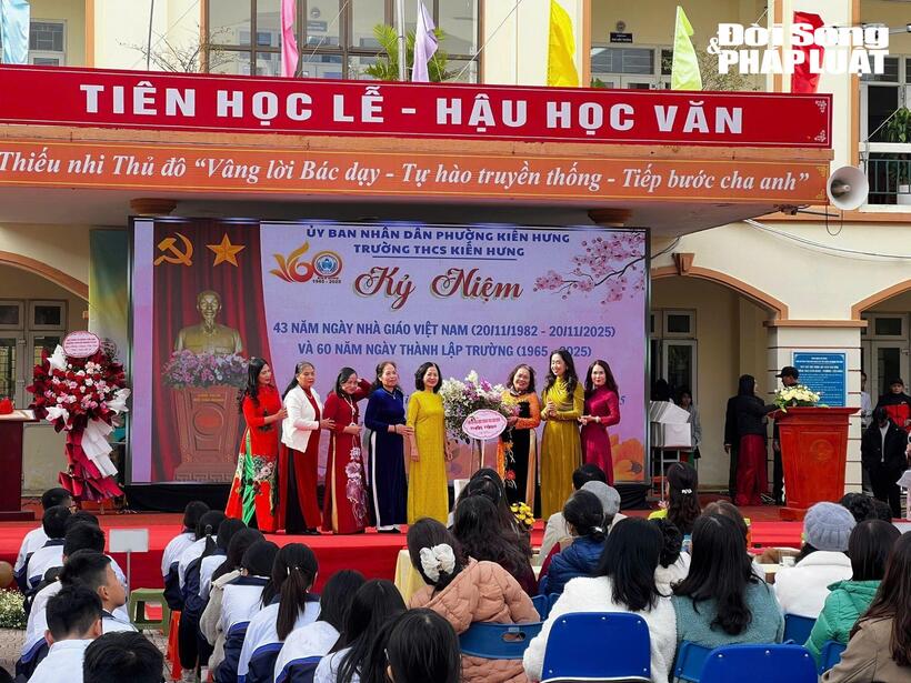 Thầy cô THCS Kiến Hưng rạng rỡ trong lễ tri ân 20/11 – nơi gửi gắm biết bao yêu thương của học trò.