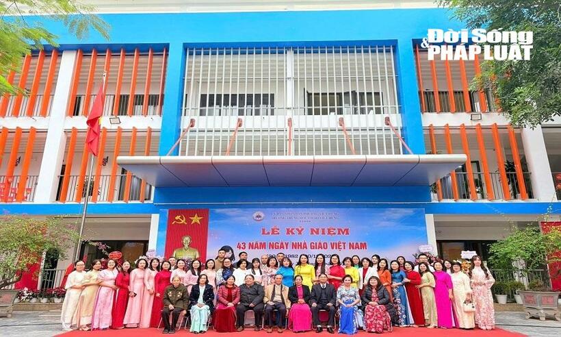 Không khí chào mừng Ngày Nhà giáo Việt Nam cũng rộn ràng tại Trường THCS Việt Hưng.