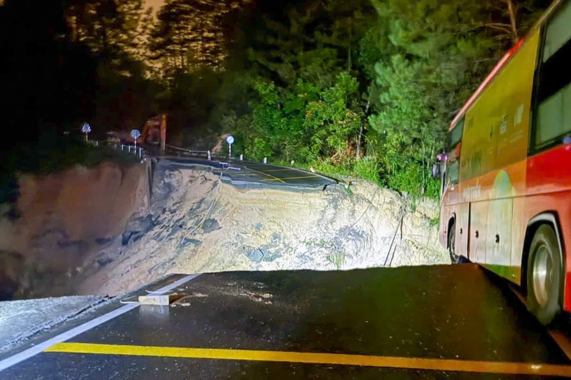 Xe khách ngấp nghé miệng hố ở đèo Mimosa. Ảnh: VietNamNet