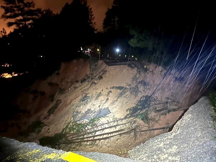 Điểm sụt lún rất lớn khiến đèo Mimosa chia cắt hoàn toàn. Ảnh: VTC News