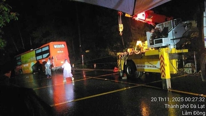 Lực lượng cứu hộ có mặt, đưa chiếc xe ra khỏi vị trí nguy hiểm. Ảnh: VTC News