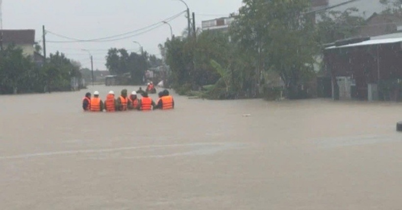 Lực lượng chức năng tổ chức ứng cứu người dân. Ảnh: Người lao động